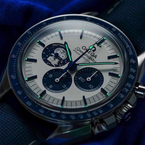 Omega Speedmaster Anniversary Series Co-Axial Master Chronometer Chronograph 42mm 310.31.42.50.02.001 ” Silver Snoopy Award”.