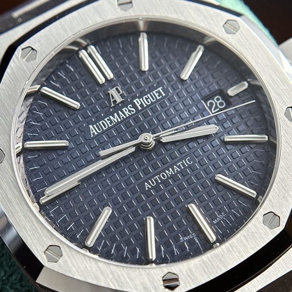 AUDEMARS PIGUET  Royal Oak Jumbo Extra Thin Automatic Blue Dial Men’s Watch Item No. 16202ST.OO.1240ST.01